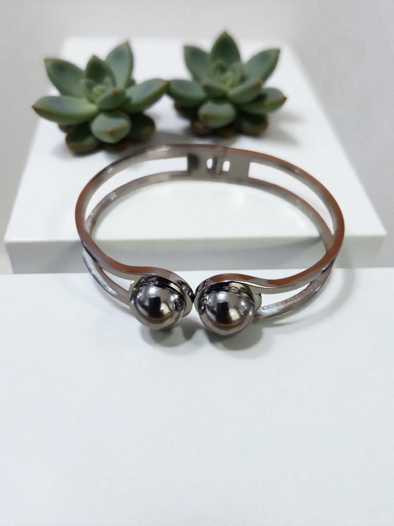 Pulcera dorada y plateada