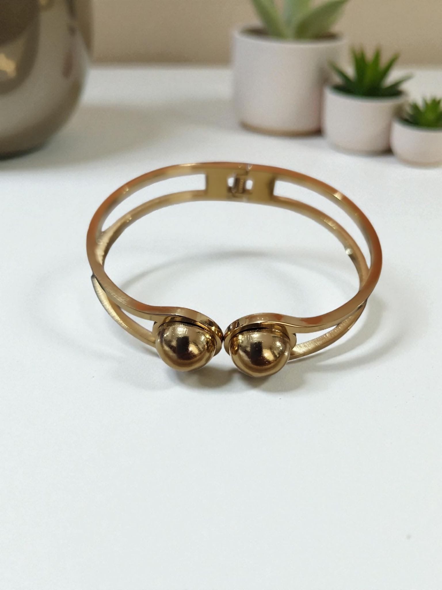 Pulcera dorada y plateada